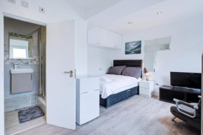 Comfy and Convenient Studio Suite Lewisham with Free street parking, WIFI and quick access to central London Sleep 3
